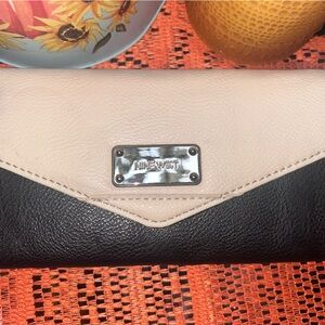 9W Elegant Black and Cream Women's Wallet
